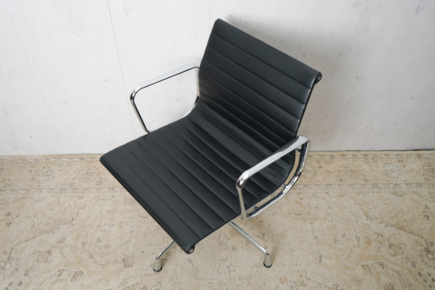 Vitra EA108 Leder Konferenzstuhl Schwarz Refurbished Vintage