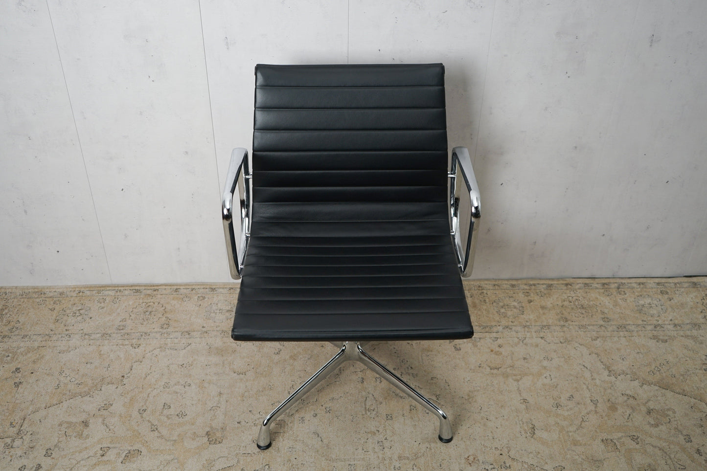 Vitra EA108 Leder Konferenzstuhl Schwarz Refurbished Vintage