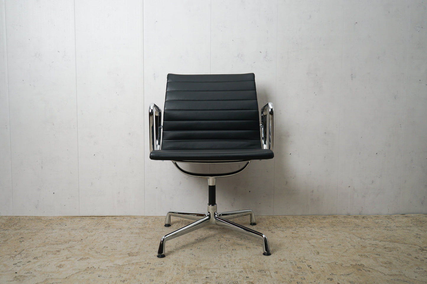 Vitra EA108 Leder Konferenzstuhl Schwarz Refurbished Vintage