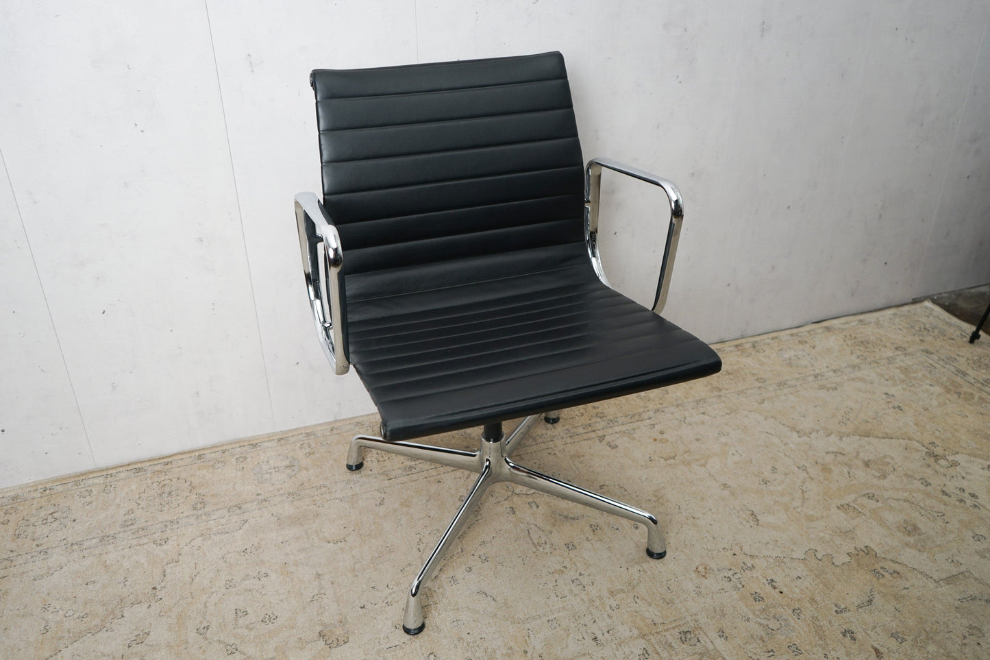 Vitra EA108 Leder Konferenzstuhl Schwarz Refurbished Vintage