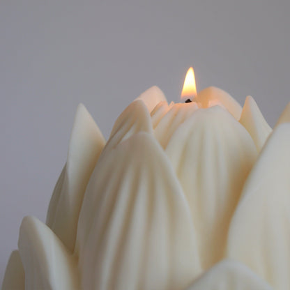 Handgefertigte Design-Kerze Lotusblumen