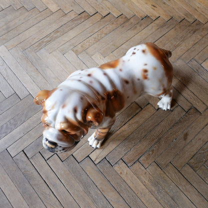 Weiße Keramik-Bulldoggen-Skulptur mit braunen Punkten