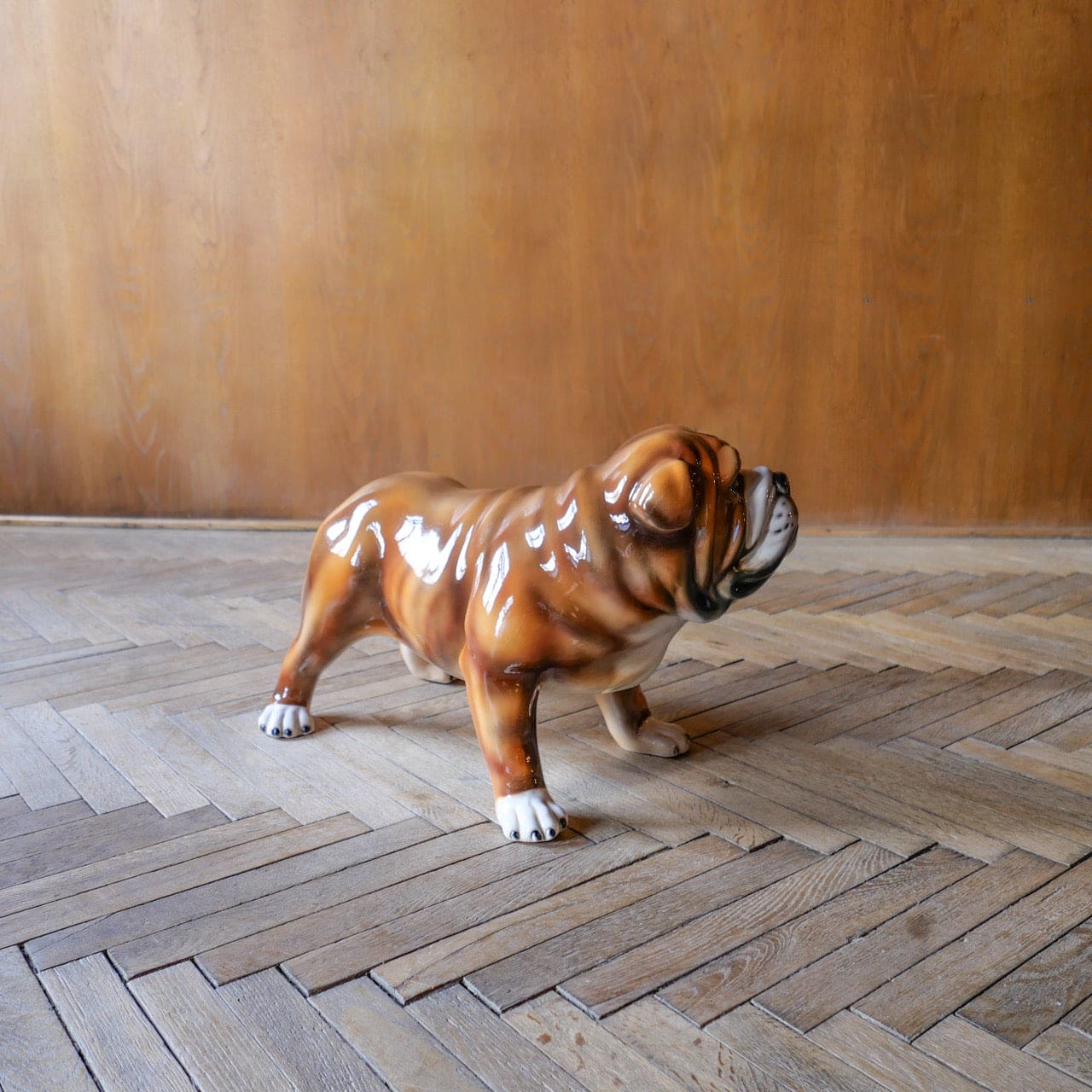 Sculpture bouledogue en céramique marron et blanche