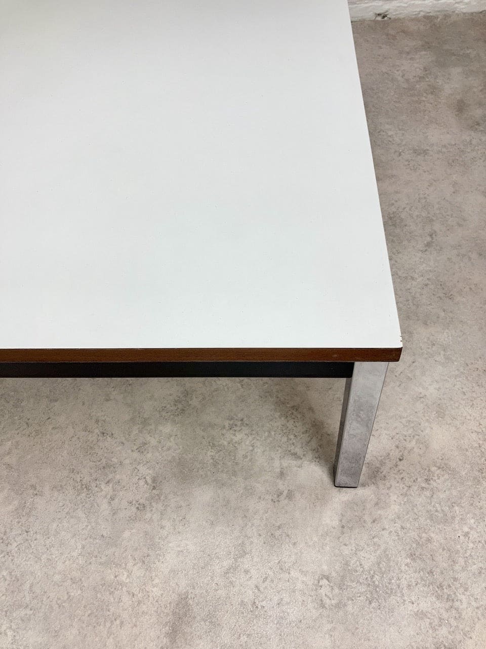 Table basse vintage chromée et blanche années 70