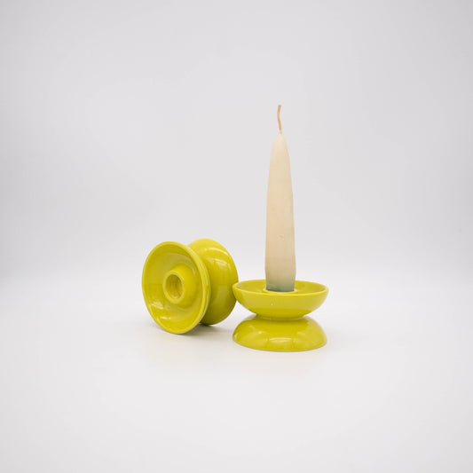 Limonengrünes Kerzenständer Paar, arrangiert mit Kerze