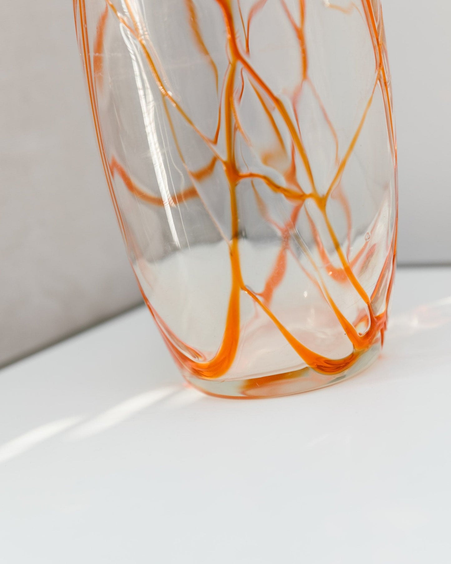 Vase en verre soufflé de Murano Verre clair soufflé à la main et orange Design du milieu du siècle Italie Années 1960 vintage