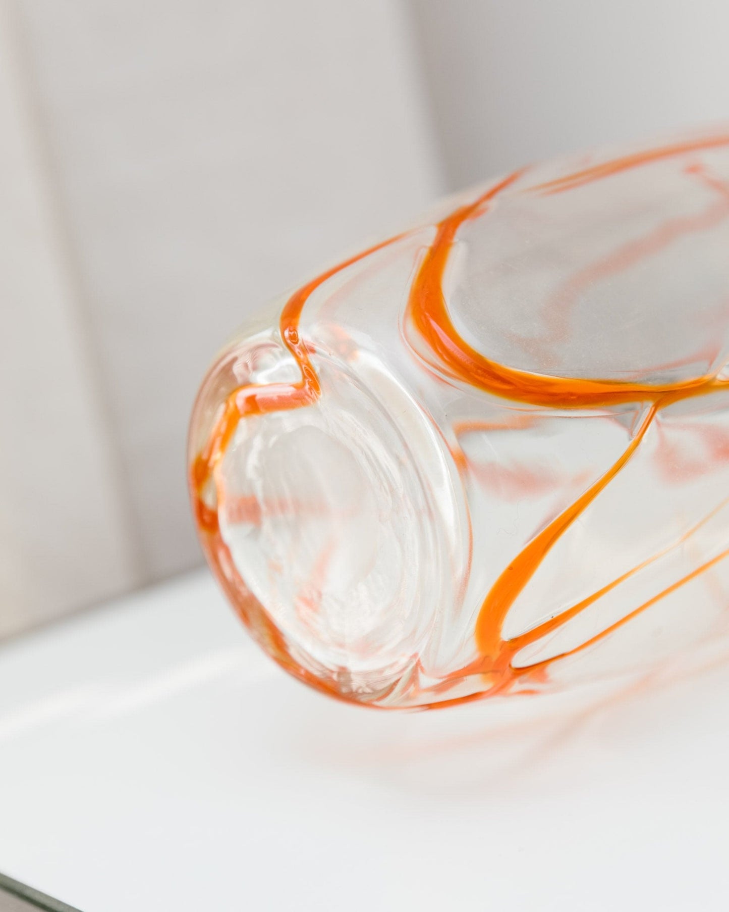 Vase en verre soufflé de Murano Verre clair soufflé à la main et orange Design du milieu du siècle Italie Années 1960 vintage