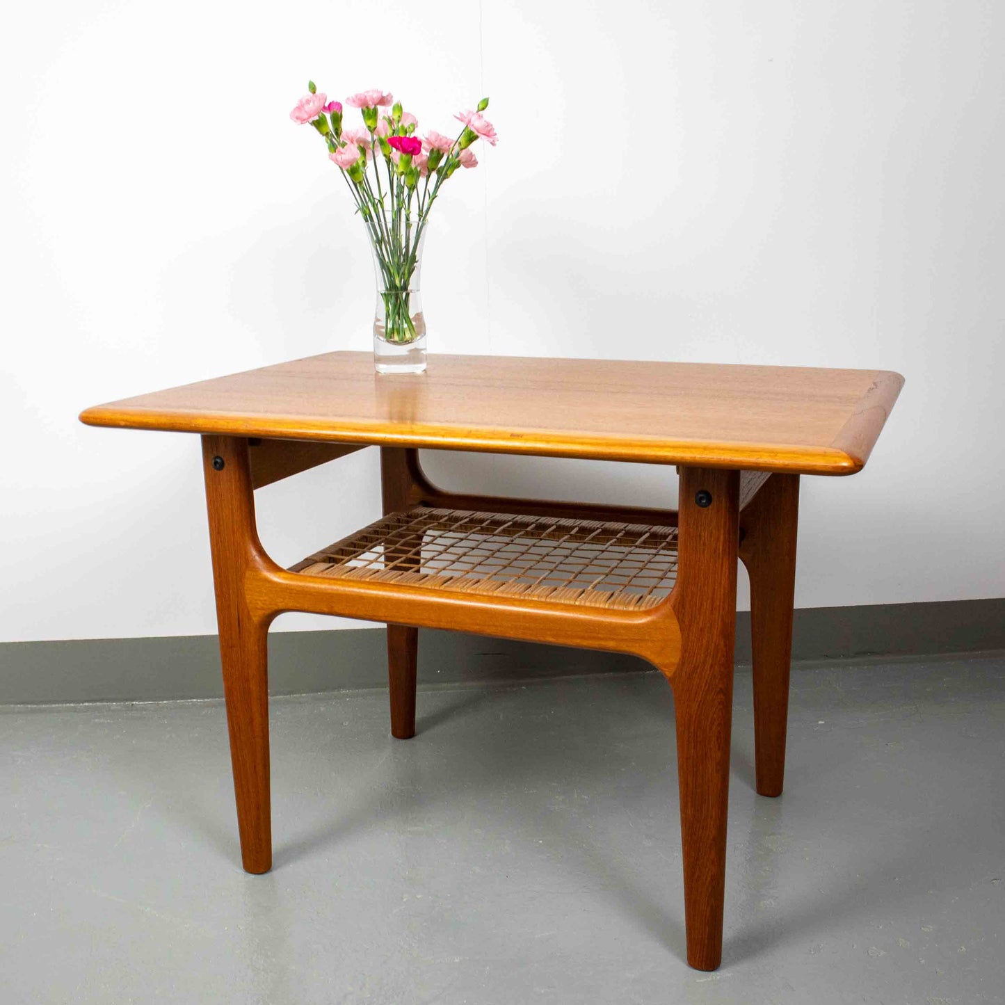 Trioh Teak Couchtisch mit Blumenvase