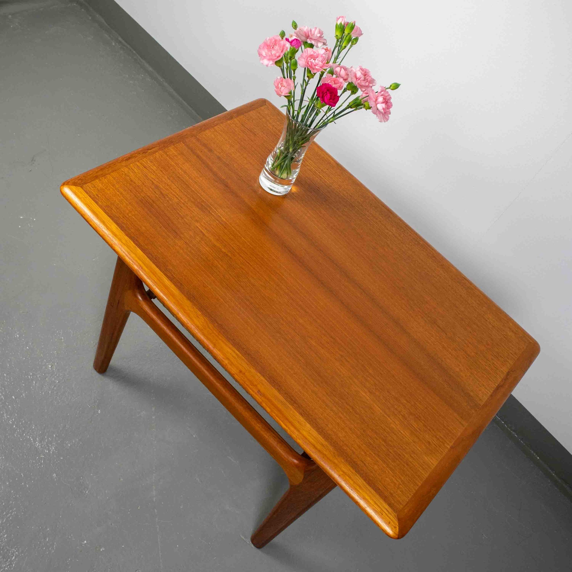 Trioh Teak Couchtisch mit Blumenvase von oben fotografiert