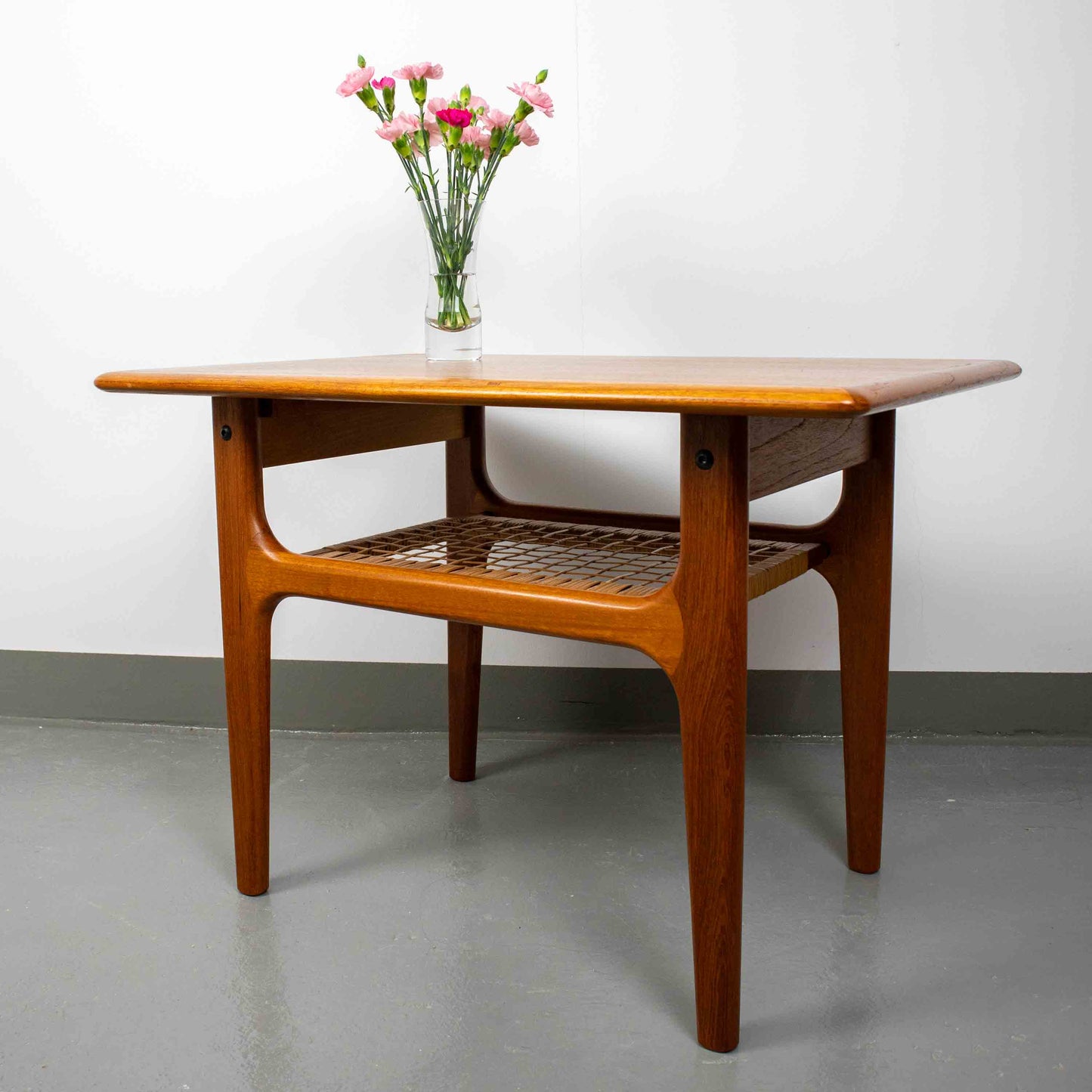 Trioh Teak Couchtisch mit Blumenvase, Vorderseite