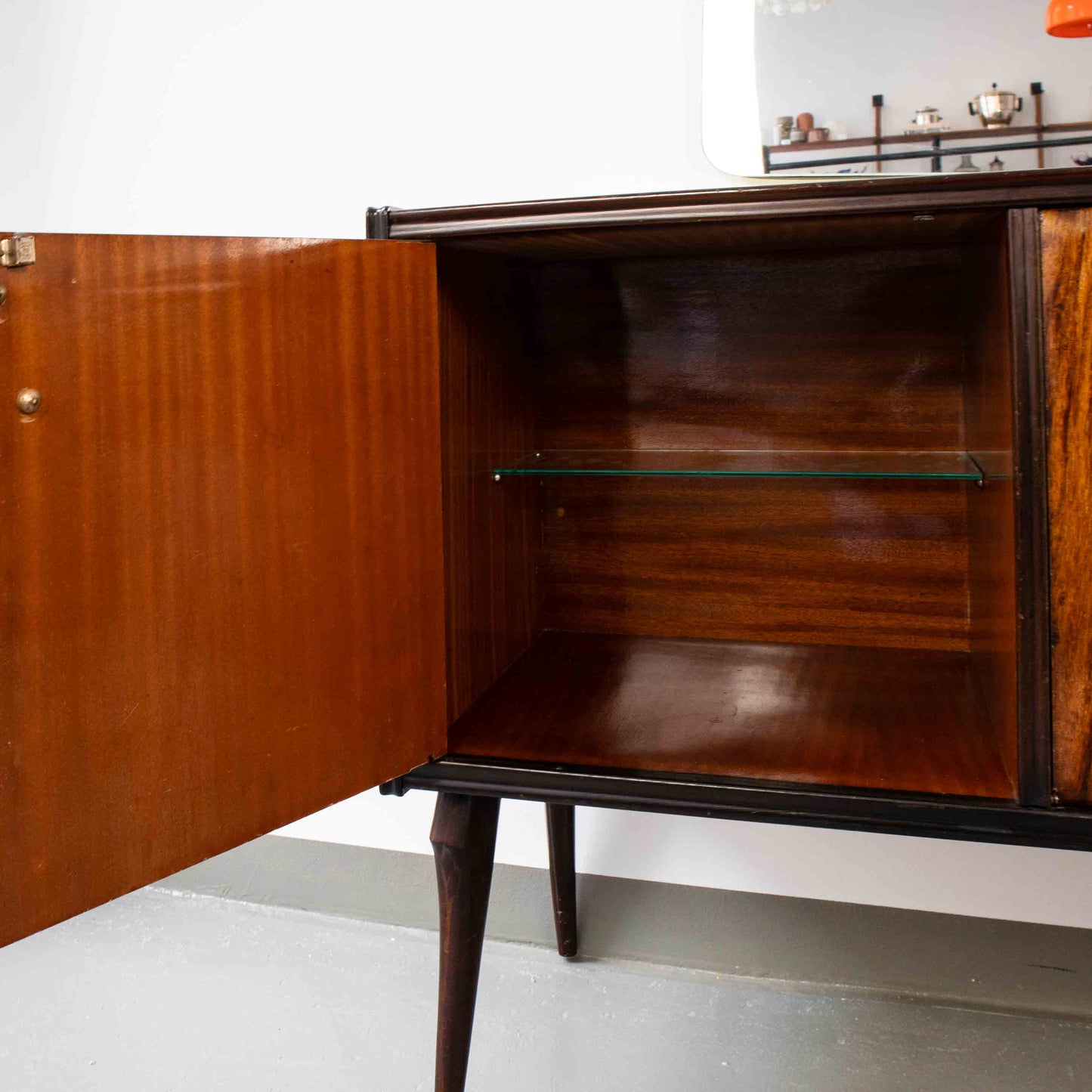 Italienisches Sideboard mit Bar und Spiegel, geöffnete Seitentür