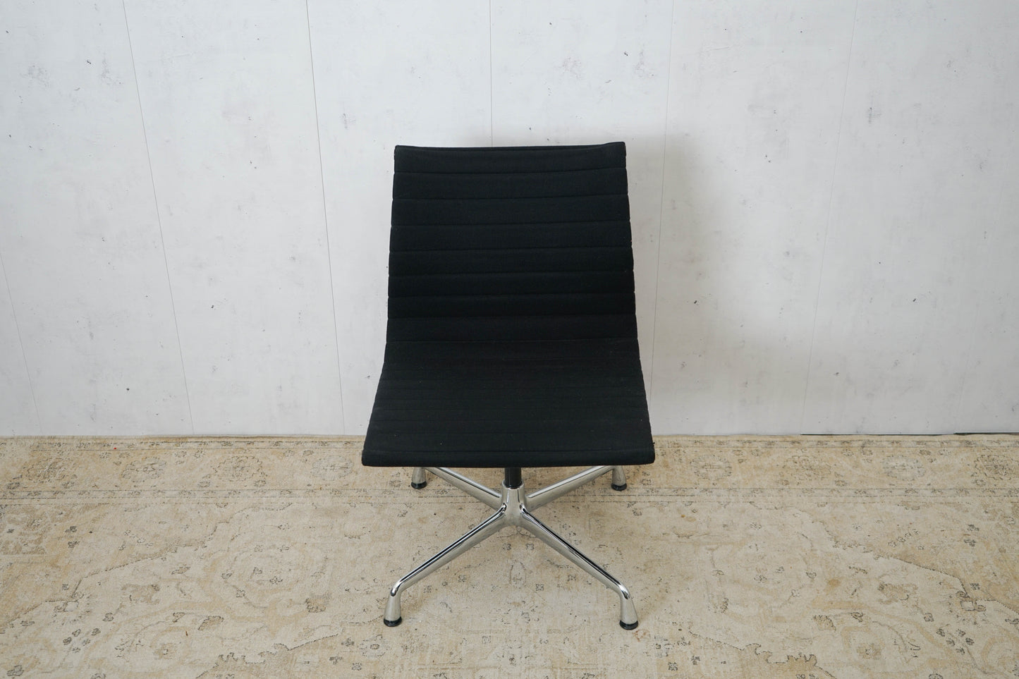 Chaise de bureau Vitra EA106 Hopsak en noir Eames remis à neuf