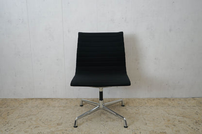 Chaise de bureau Vitra EA106 Hopsak en noir Eames remis à neuf