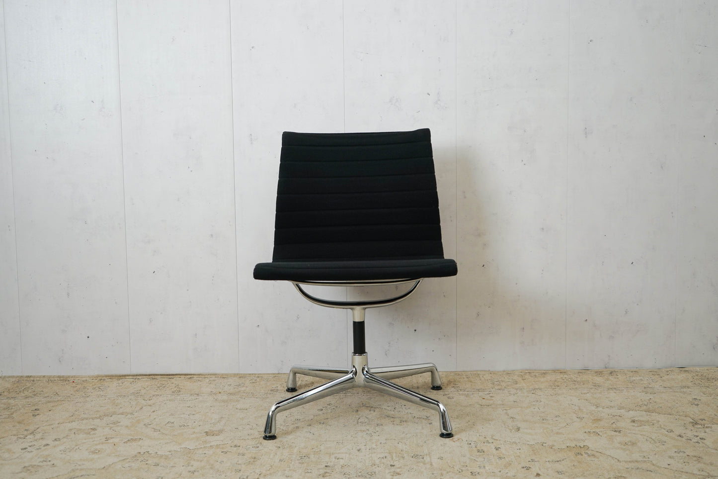 Chaise de bureau Vitra EA106 Hopsak en noir Eames remis à neuf