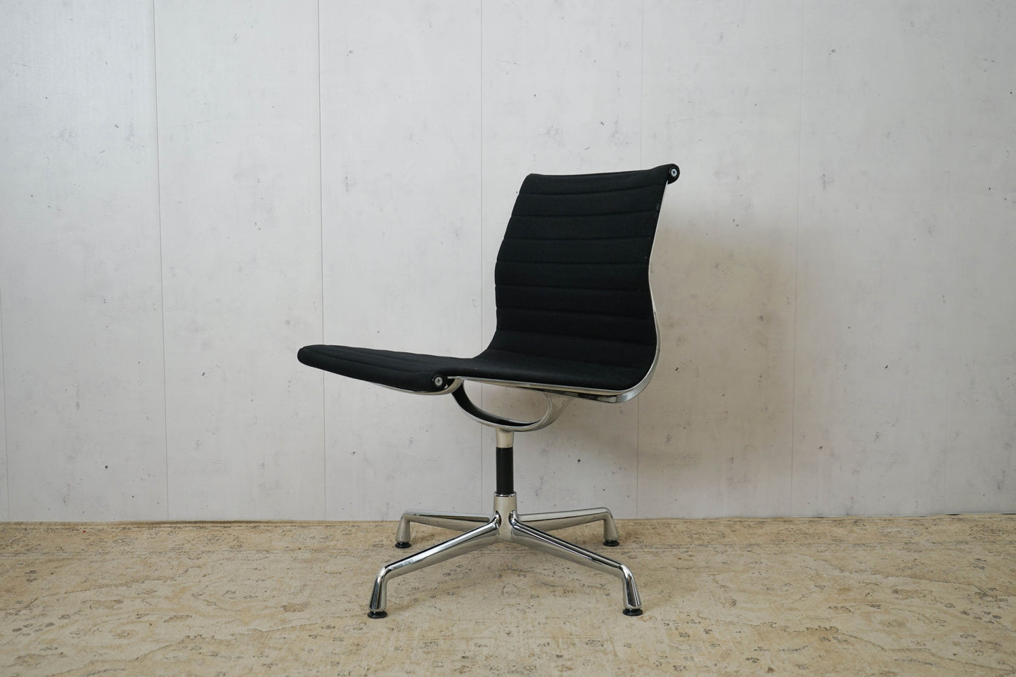 Vitra EA106 Hopsak Bürostuhl in Schwarz Eames Refurbished