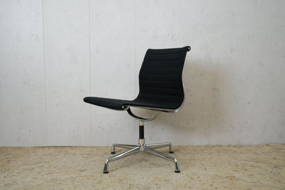 Chaise de bureau Vitra EA106 Hopsak en noir Eames remis à neuf