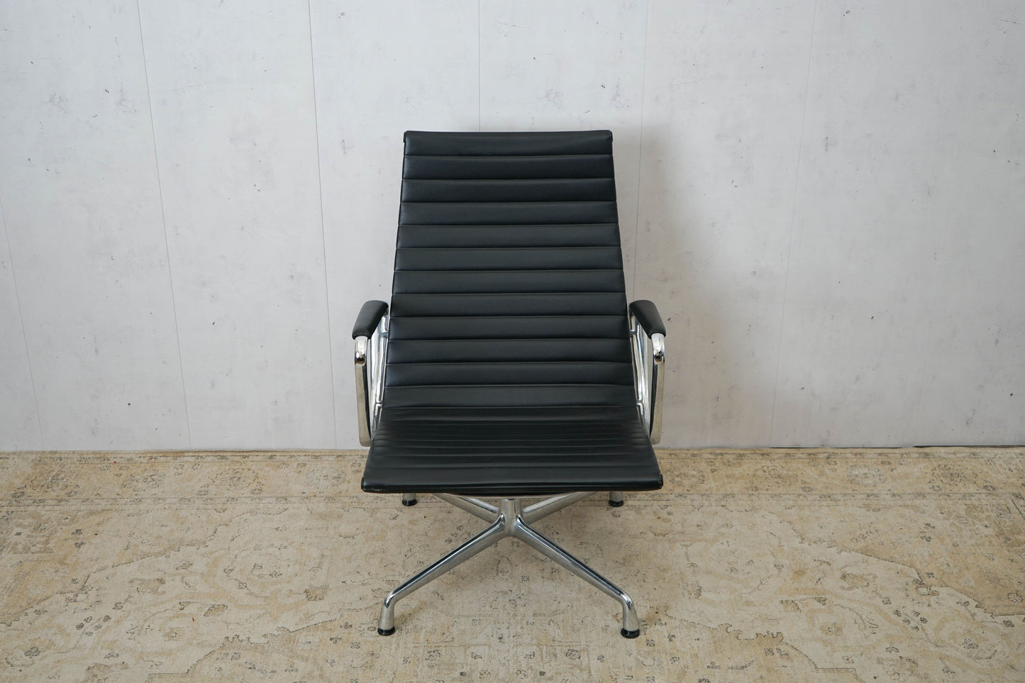 Vitra EA 116 Cuir / Chaise longue noire Eames remis à neuf