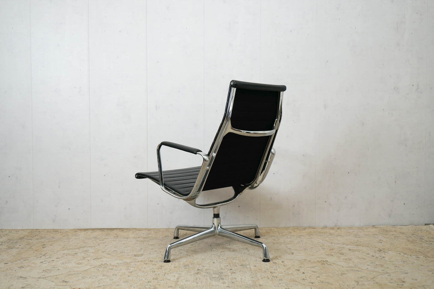 Vitra EA 116 Cuir / Chaise longue noire Eames remis à neuf