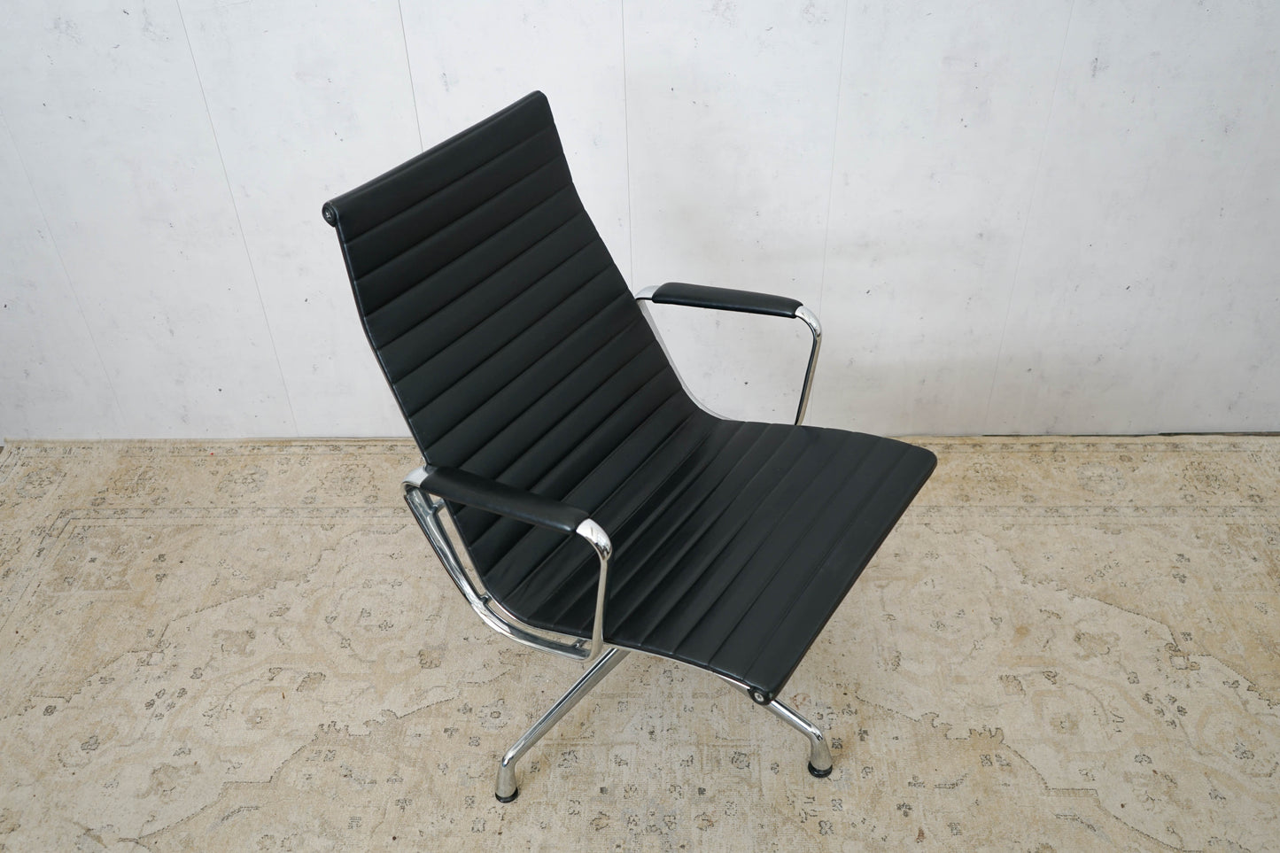 Vitra EA 116 Cuir / Chaise longue noire Eames remis à neuf