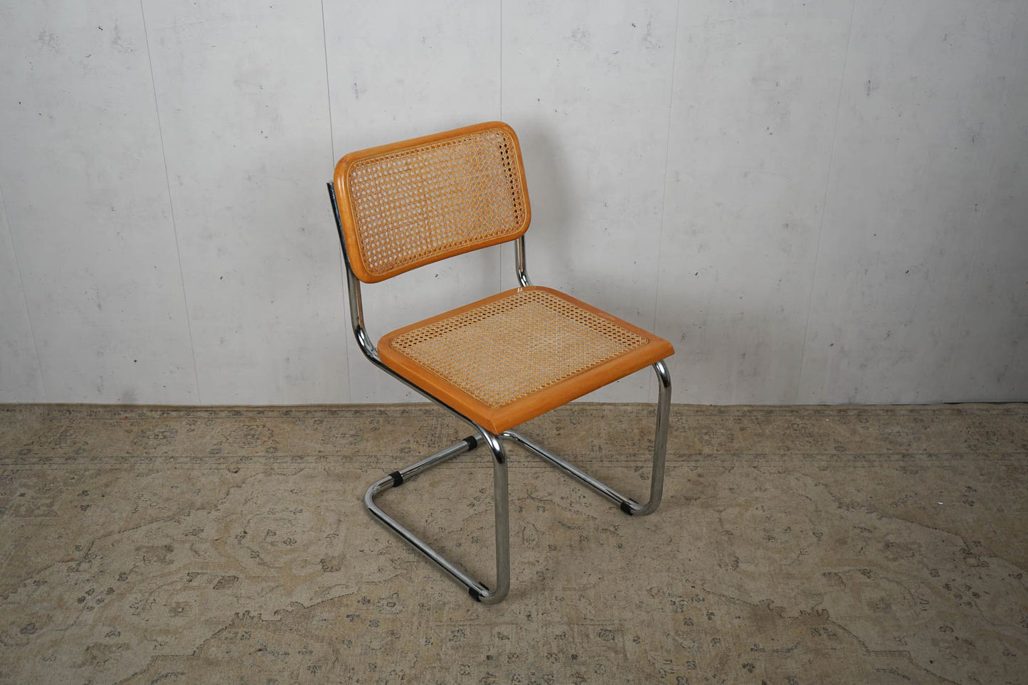 Chaise de salle à manger en porte-à-faux en rotin vintage du milieu du siècle