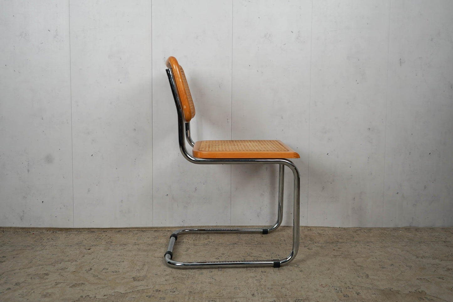 Chaise de salle à manger en porte-à-faux en rotin vintage du milieu du siècle