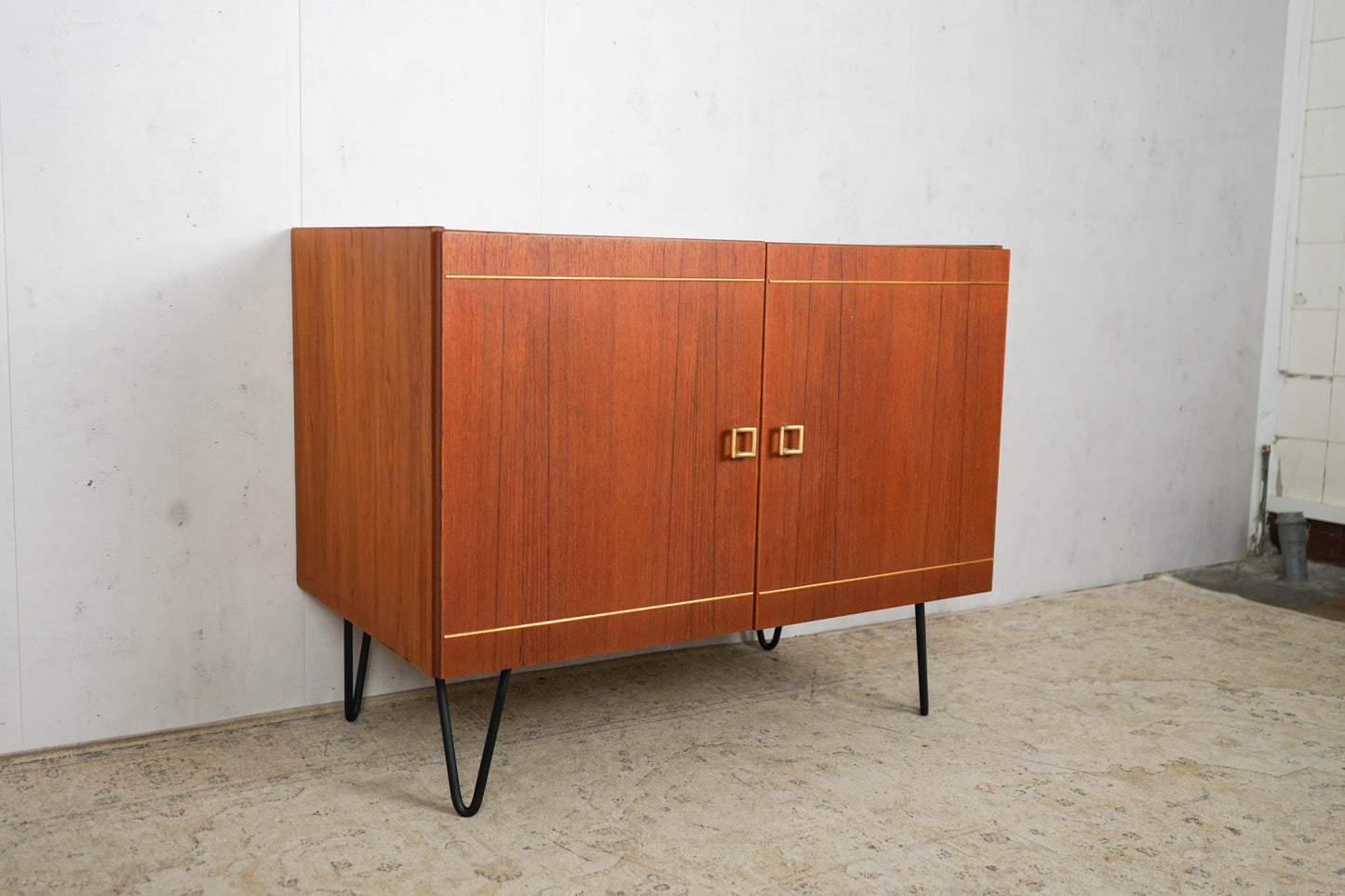 Commode buffet en teck danois Mid Century 88,5 cm Hairpin vintage