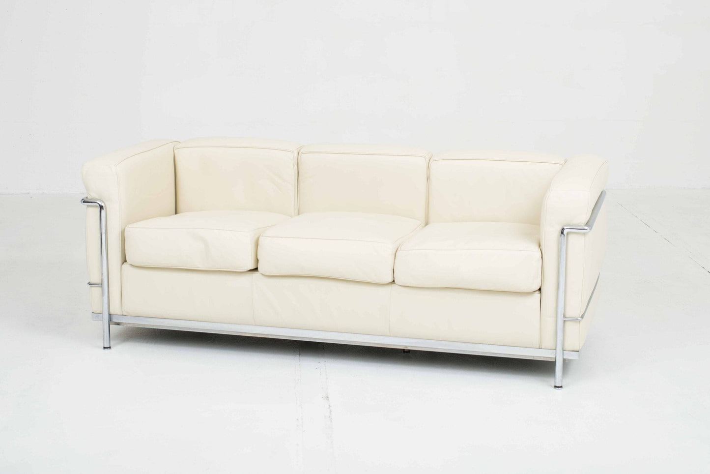 Cassina LC2 3er Sofa von Le Corbusier in cremefarbenem Leder Vintage