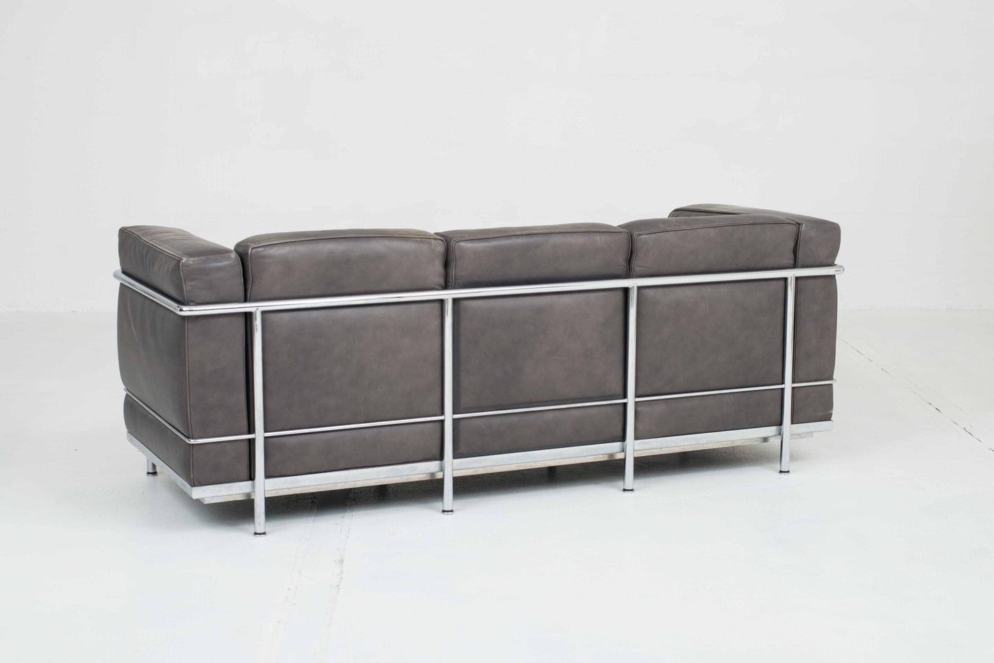 Cassina LC2 3er Sofa von Le Corbusier in grauem Naturleder Vintage