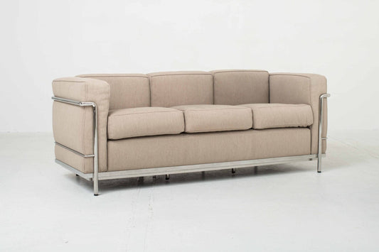 Cassina LC2 3er Sofa von Le Corbusier in beigem Stoff