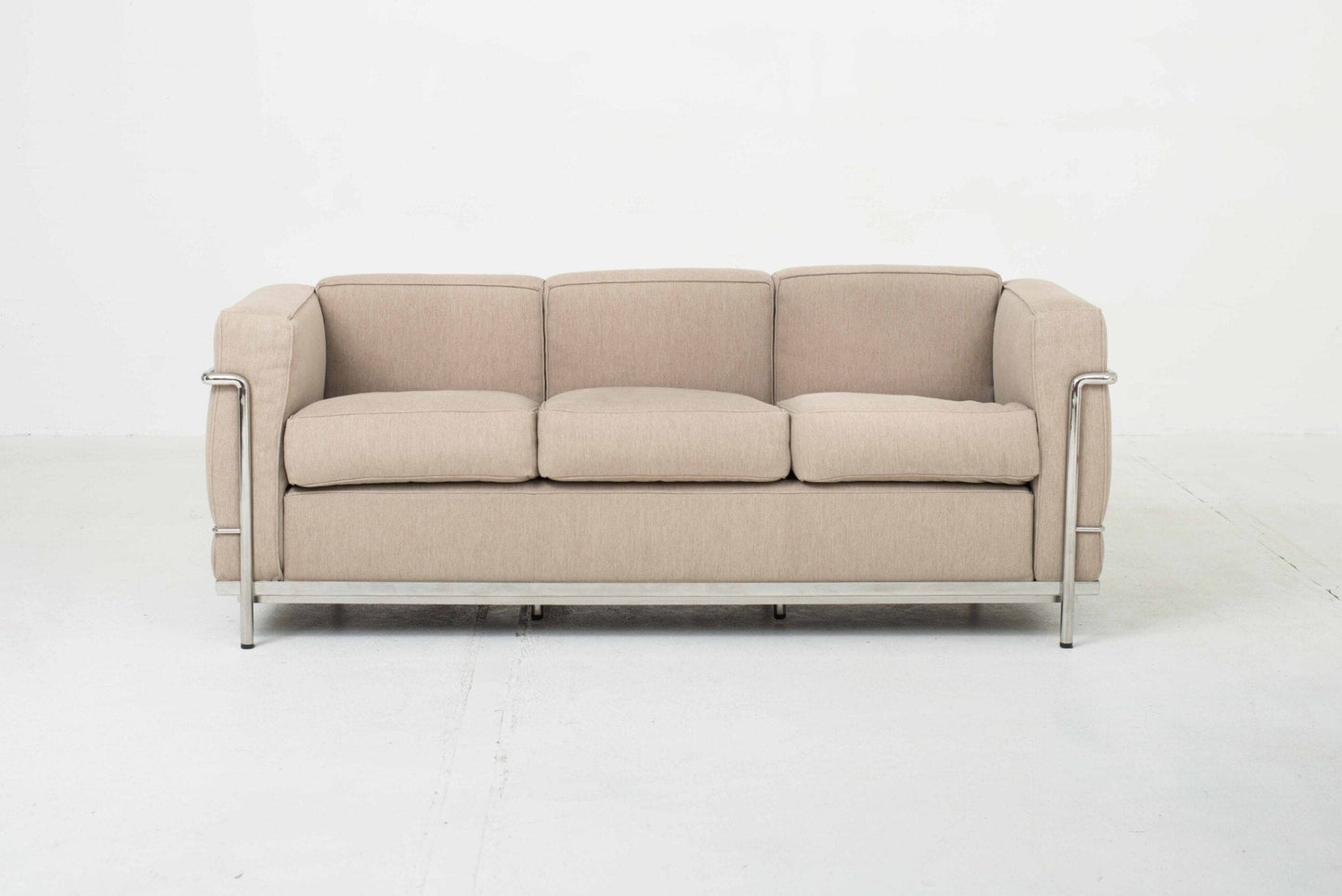 Canapé 3 places Cassina LC2 de Le Corbusier en tissu beige vintage