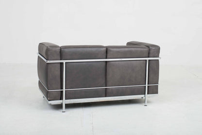 Canapé 2 places Cassina LC2 de Le Corbusier en cuir naturel gris vintage