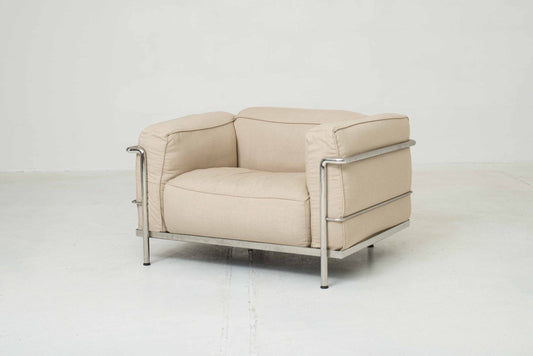 Cassina LC3 Sessel von Le Corbusier in sandfarbenem Stoff