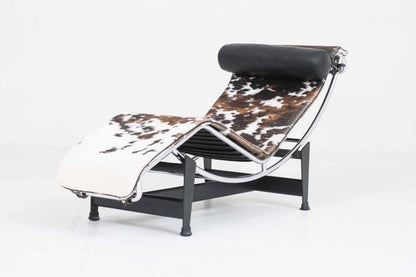 Cassina LC4 Chaise Longue von Le Corbusier mit geflecktem Fell Vintage