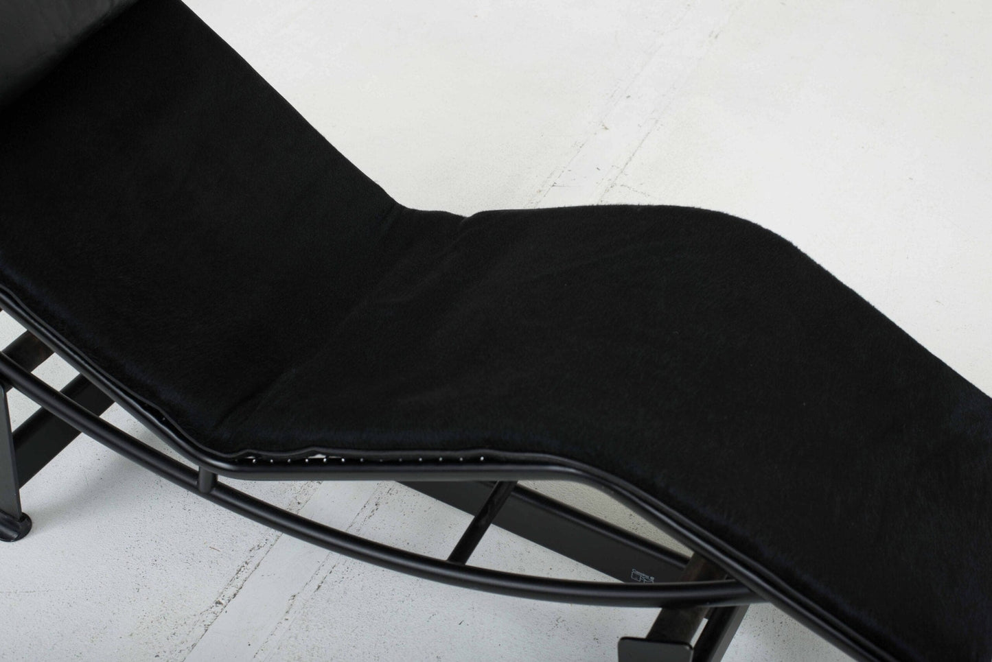 Cassina LC4 Chaise Longue von Le Corbusier, Fell Schwarz Vintage