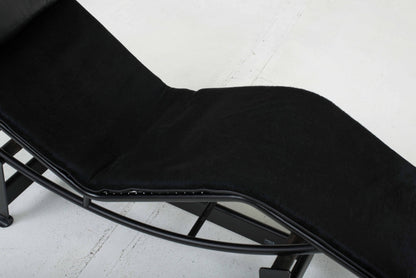 Chaise Longue Cassina LC4 par Le Corbusier, Fourrure Vintage Noire