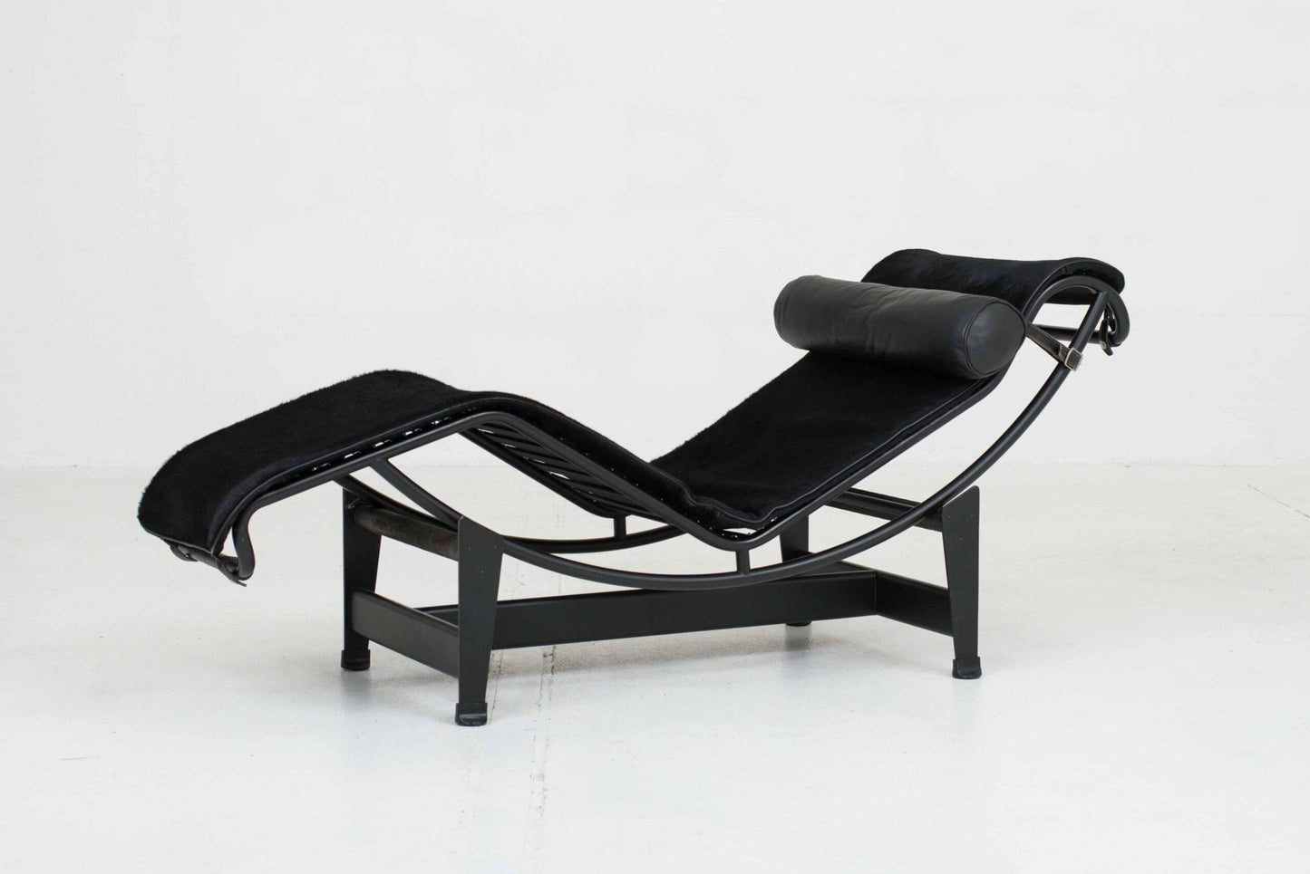 Chaise Longue Cassina LC4 par Le Corbusier, Fourrure Vintage Noire