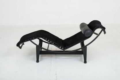 Chaise Longue Cassina LC4 par Le Corbusier, Fourrure Vintage Noire