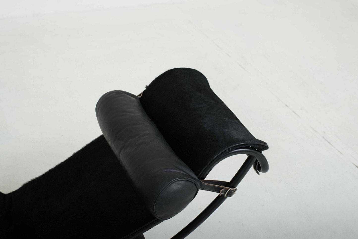 Chaise Longue Cassina LC4 par Le Corbusier, Fourrure Vintage Noire