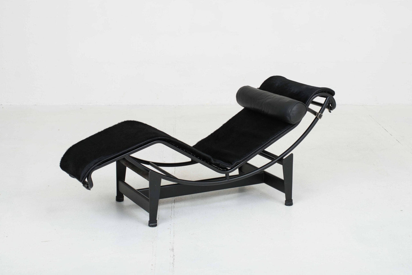 Chaise Longue Cassina LC4 par Le Corbusier, Fourrure Vintage Noire