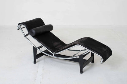 Chaise Longue Cassina LC4 de Le Corbusier avec fourrure noire vintage