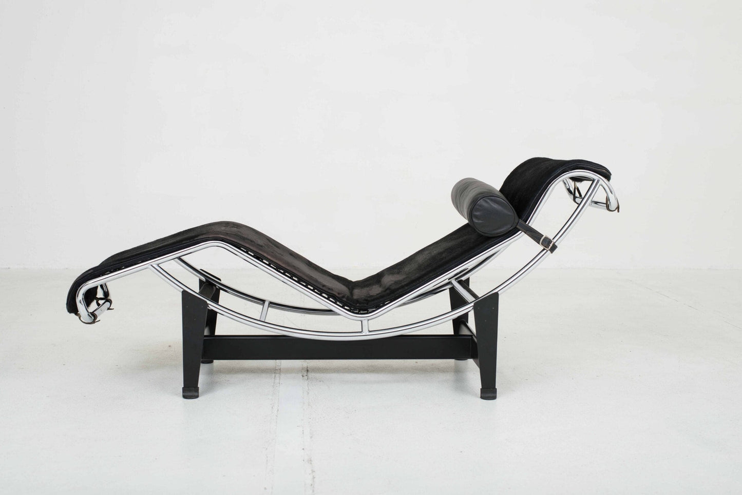 Chaise Longue Cassina LC4 de Le Corbusier avec fourrure noire vintage