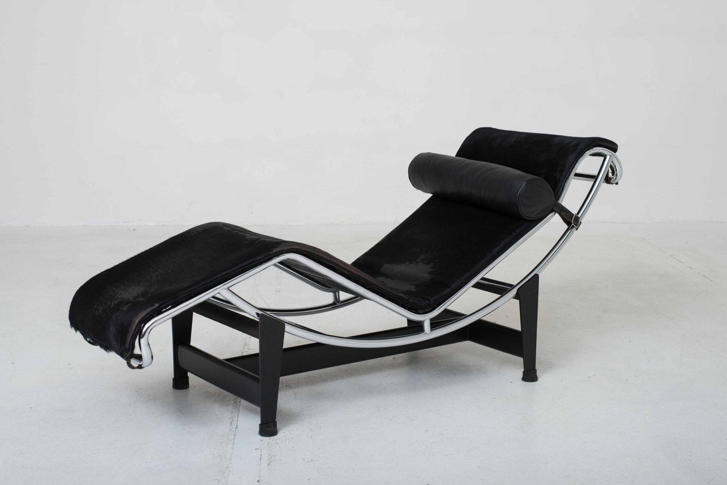 Cassina LC4 Chaise Longue by Le Corbusier with black fur Vintage