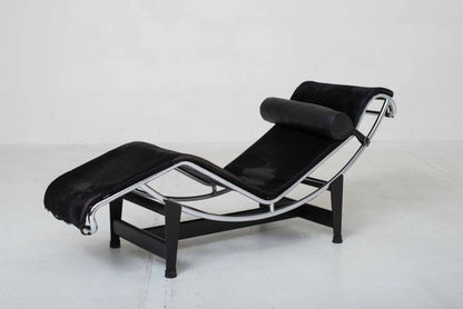 Chaise Longue Cassina LC4 de Le Corbusier avec fourrure noire vintage