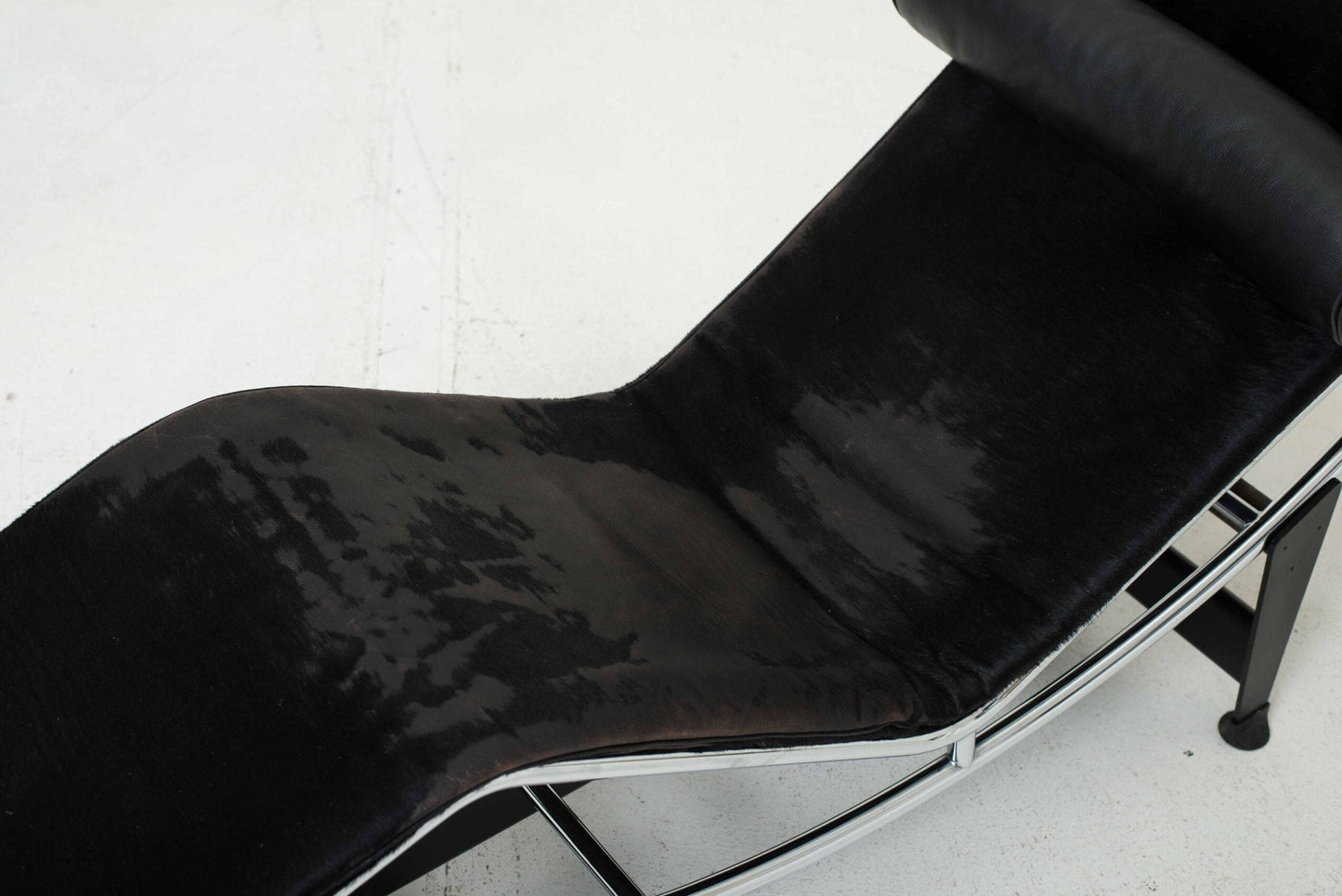 Chaise Longue Cassina LC4 de Le Corbusier avec fourrure noire vintage