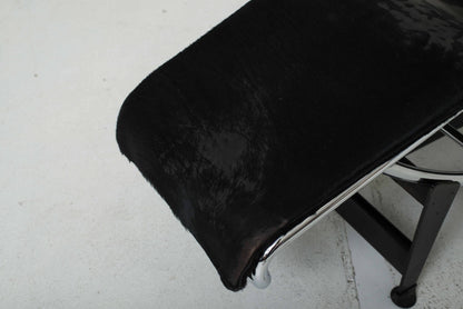 Chaise Longue Cassina LC4 de Le Corbusier avec fourrure noire vintage