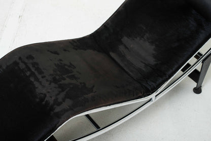 Chaise Longue Cassina LC4 de Le Corbusier avec fourrure noire vintage