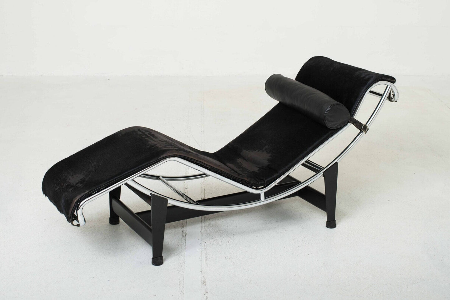 Chaise Longue Cassina LC4 de Le Corbusier avec fourrure noire vintage