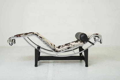 Cassina LC4 Chaise Longue von Le Corbusier mit geflecktem Fell Vintage