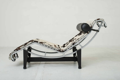 Cassina LC4 Chaise Longue von Le Corbusier mit geflecktem Fell Vintage