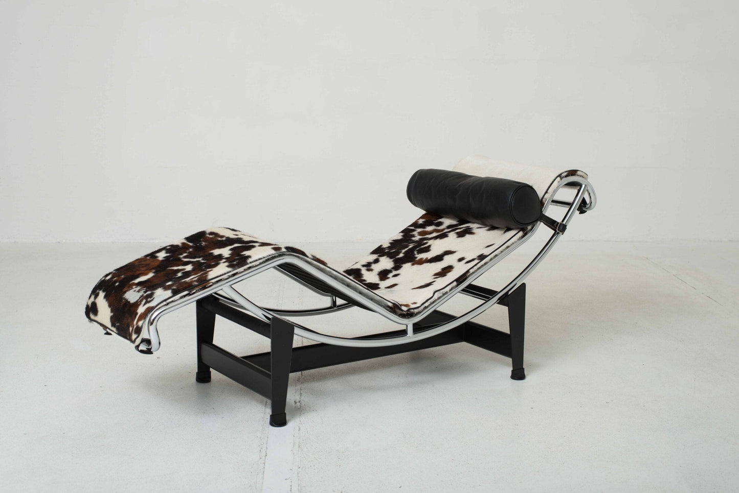 Cassina LC4 Chaise Longue von Le Corbusier mit geflecktem Fell Vintage